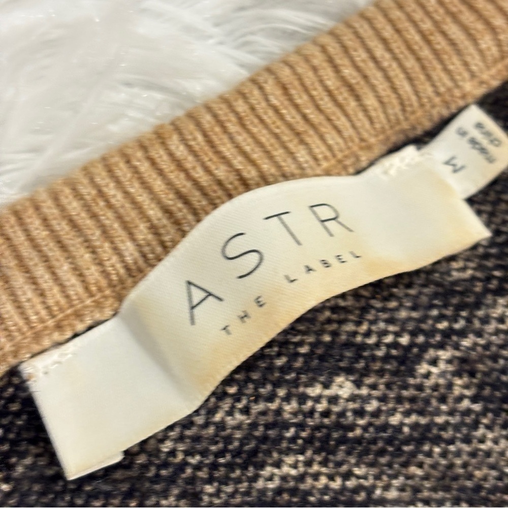 ASTR the Label Tiger Stripe V-Neck Sweater in Taupe Size Medium - Picture 3 of 9